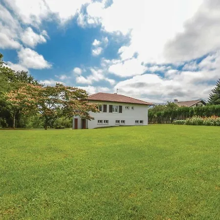 Three-bedroom Holiday In Dom wakacyjny Espelette